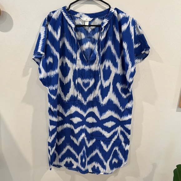 H&M Women’s Blue and White Patterned Tunic Top Covering V-neck Size L - Picture 1 of 3